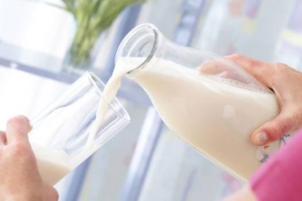 Không nên uống quá nhiều sữa sẽ khiến người bệnh Basedow dễ bị khó tiêu